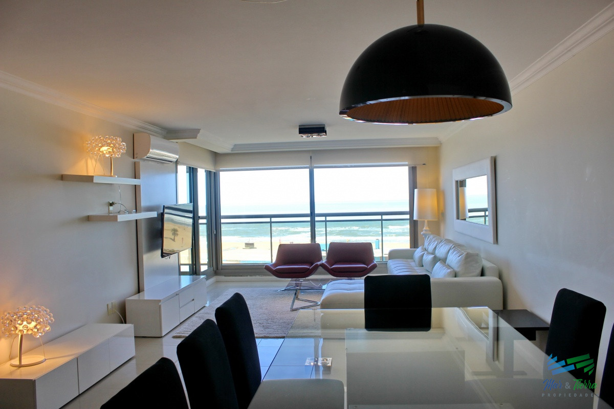 Apartamento ID.2338 - Apartamento de 3 dormitorios, primera linea frente al mar, en alquiler y venta, Punta del Este