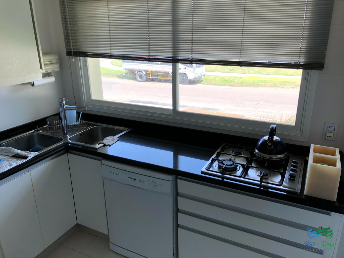 Apartamento ID.2251 - En venta.. excelente oportunidad , edificio con servicios, a pasitos del mar.