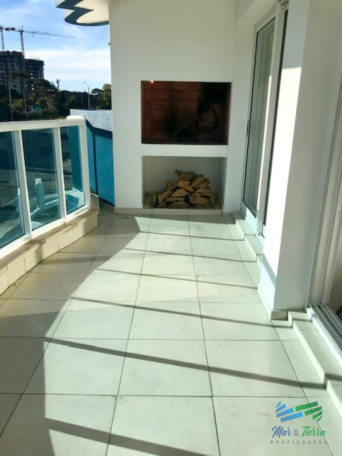 Apartamento ID.209 - Apartamento en Alquiler a una cuadra del mar (Playa Mansa)  en torre nueva, con todos y excelentes servicios .