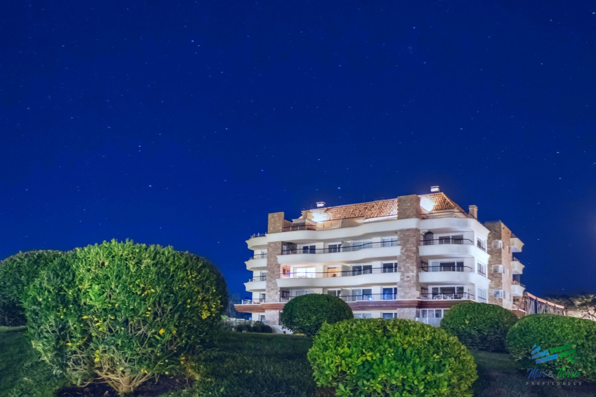 Apartamento ID.3947 - Venta de apartamento dúplex en complejo Veramansa sobre playa Mansa de punta del Este