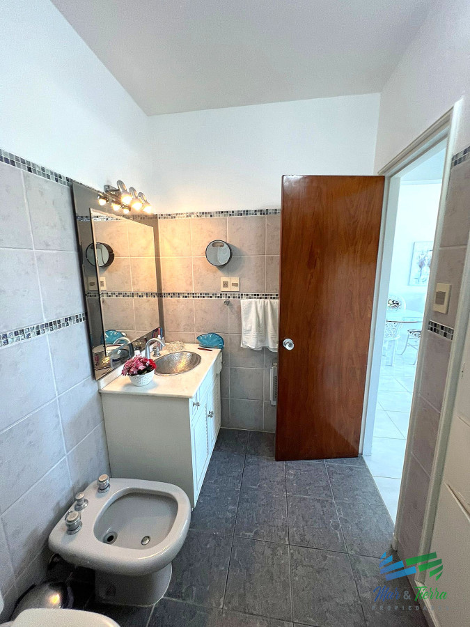 Apartamento ID.4482 - Venta de apartamento un dormitorio y medio primera línea playa Mansa Punta del Este