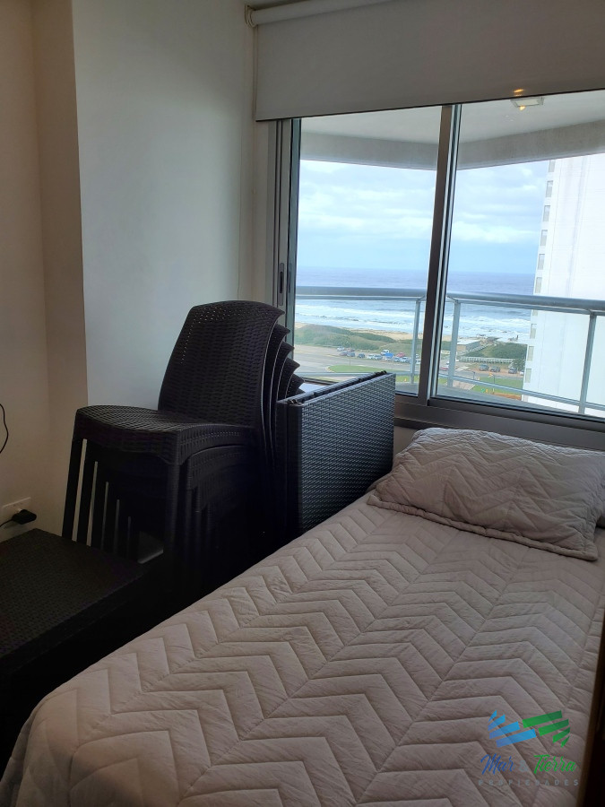 Apartamento ID.3879 - Venta apartamento de 3 dormitorios y servicio con baño 2da línea playa Brava Punta del Este 