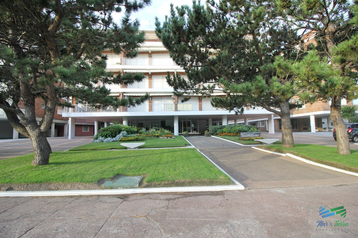 Apartamento ID.2502 - En venta apartamento 3 dormitorios en primera linea sobre Playa Mansa, Punta del Este.