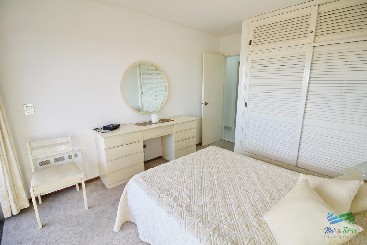 Apartamento ID.2502 - En venta apartamento 3 dormitorios en primera linea sobre Playa Mansa, Punta del Este.