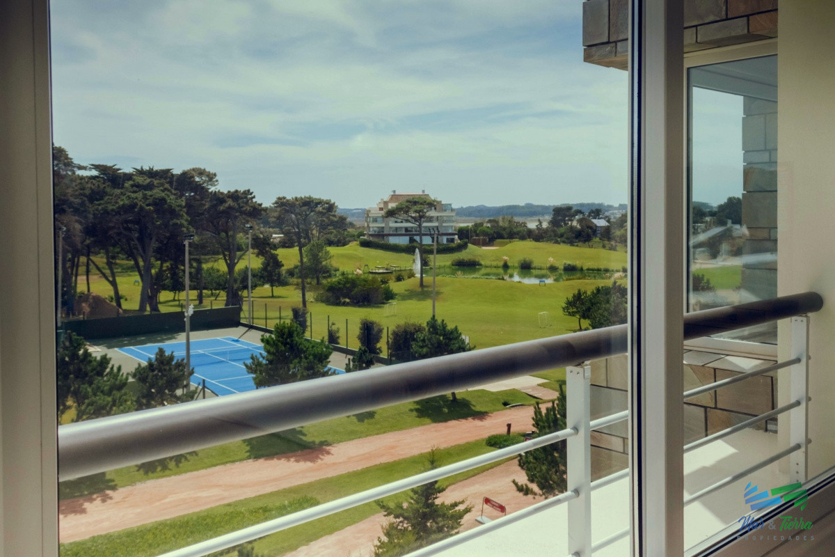 Apartamento ID.3945 - VENTA de Pent Huse sobre playa Mansa de 4 suites con todos los servicios