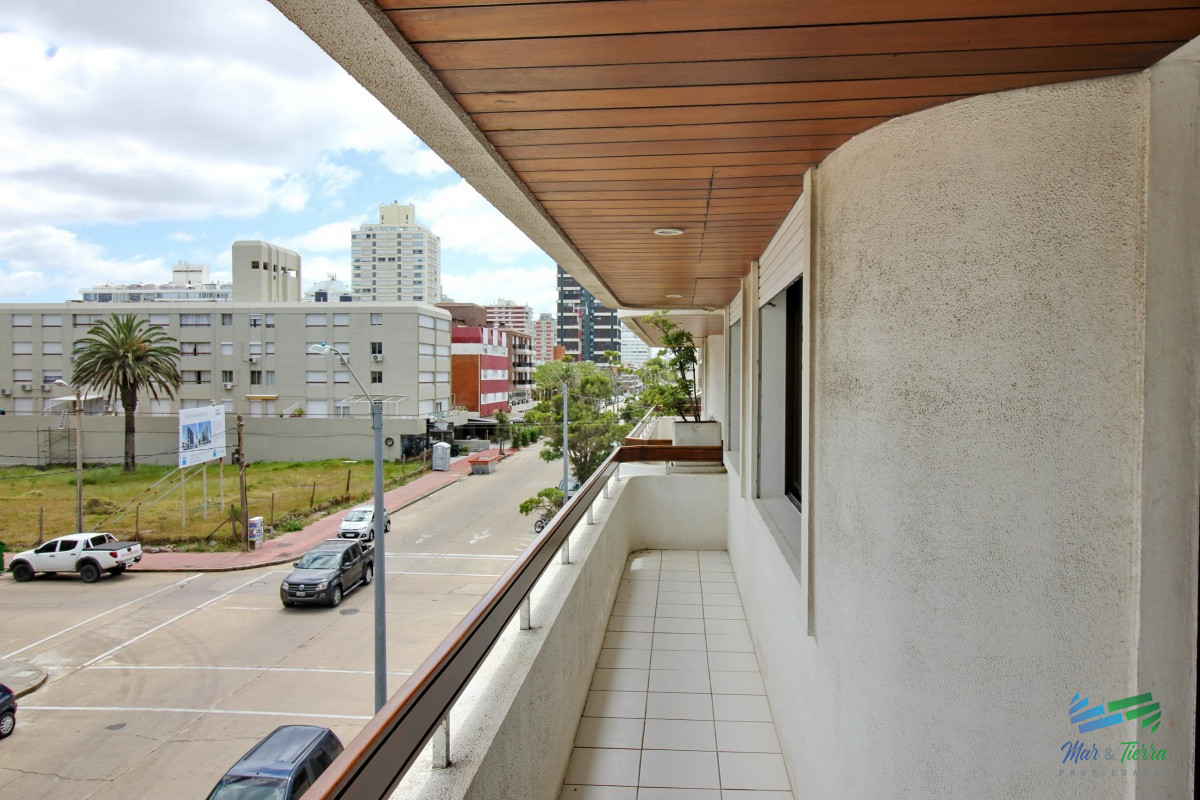 Apartamento ID.15 - Apartamento de 2 dormitorios con piscina en venta y alquiler en Peninsula, Punta del Este.
