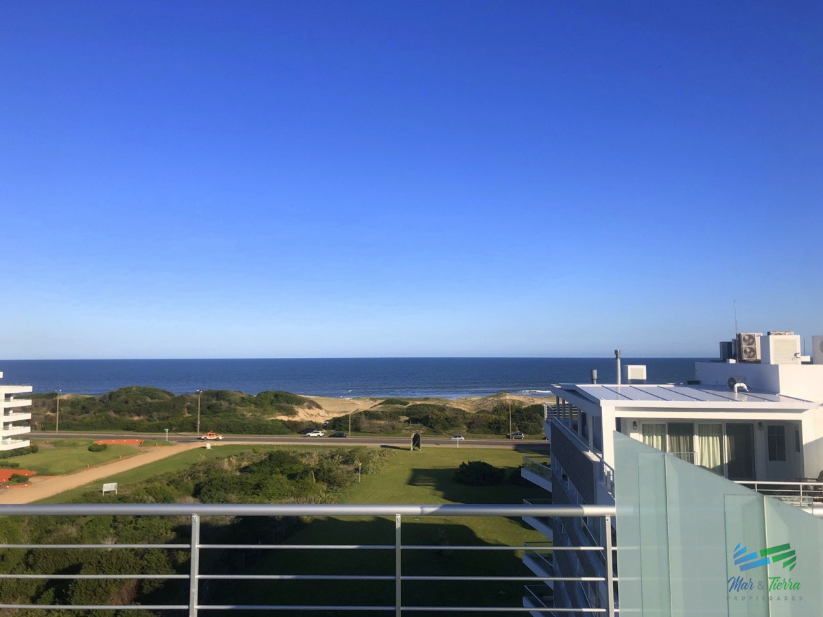 Apartamento ID.4305 - Venta de apartamento pent house de 3 suites mas servicio con baño y terraza primera linra en playa brava