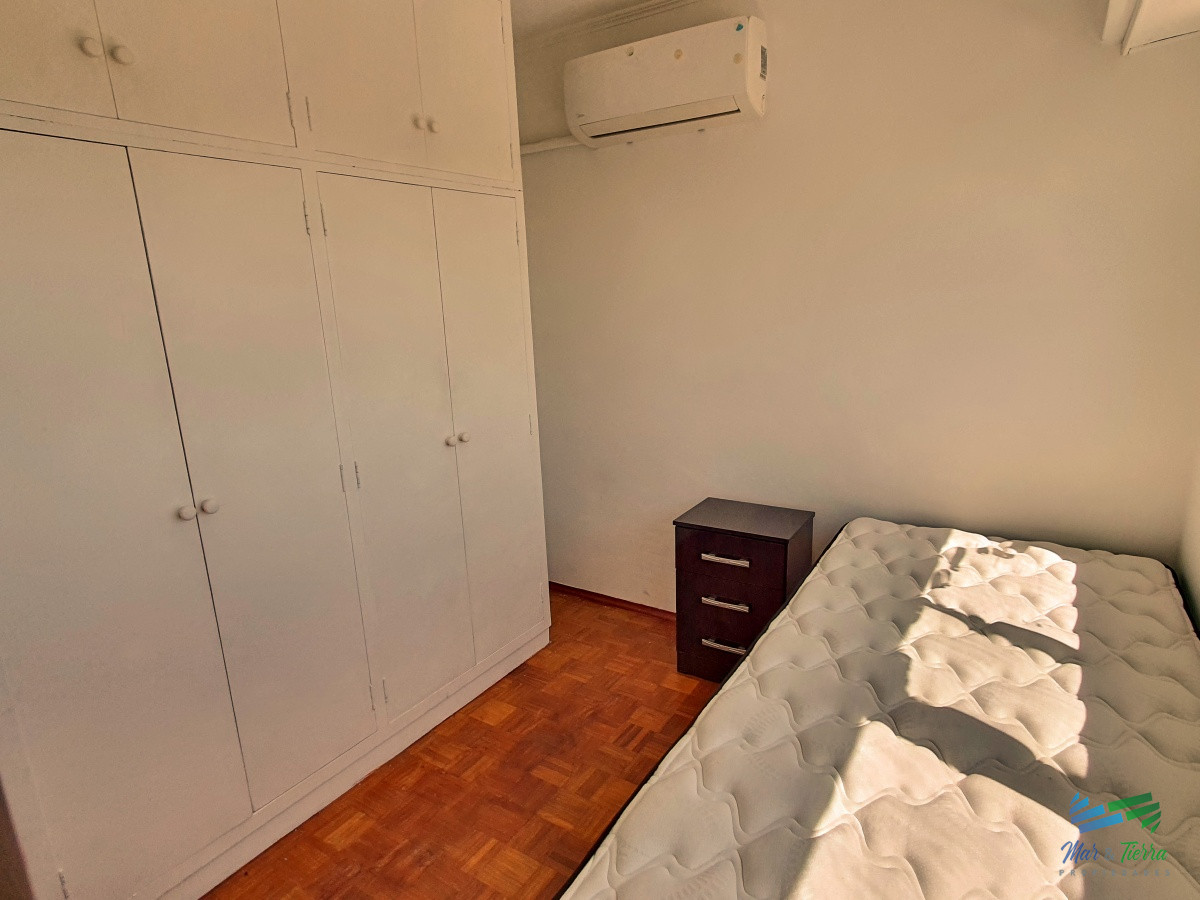Apartamento ID.2512 - En alquiler y venta..  apartamento reciclado de 3 dormitorios en el centro de Maldonado, piso alto.