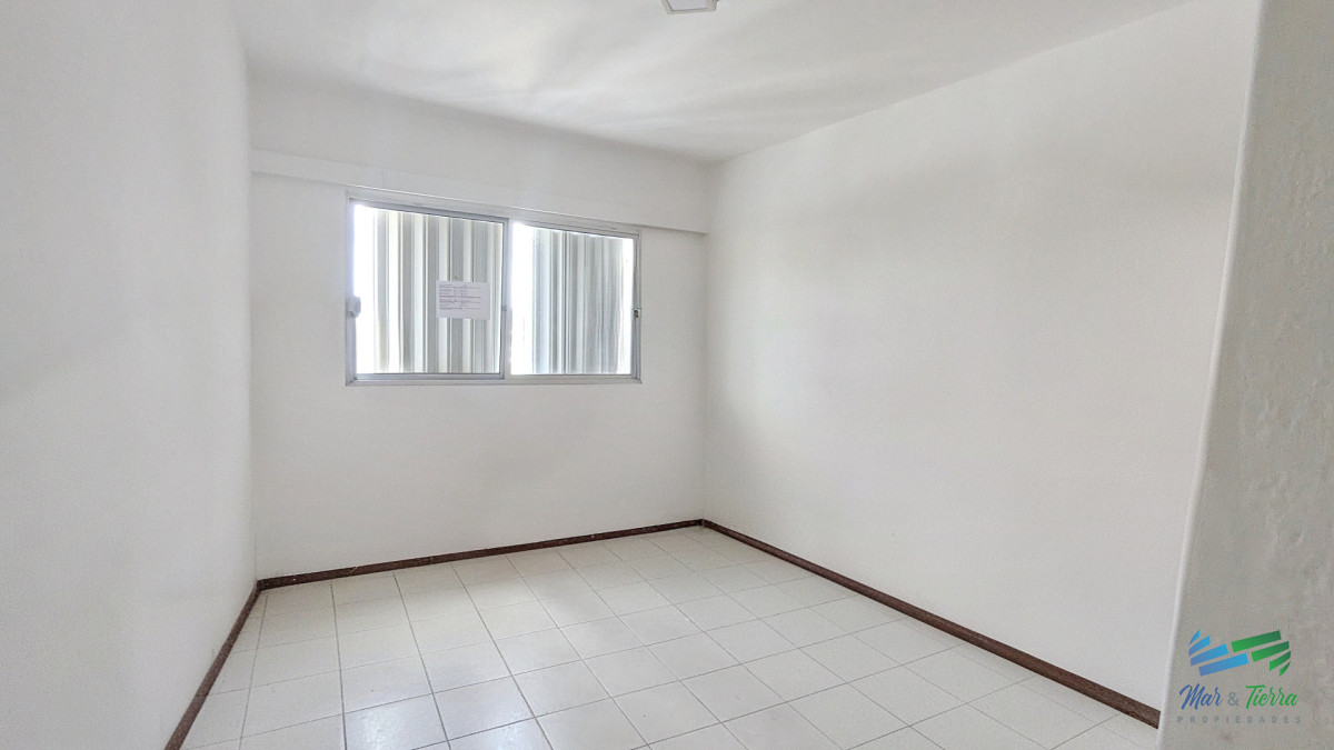Apartamento ID.2664 - OPORTUNIDAD!!! Vendo apartamento 2 dormitorios en centro de Maldonado, piso alto con balcón.