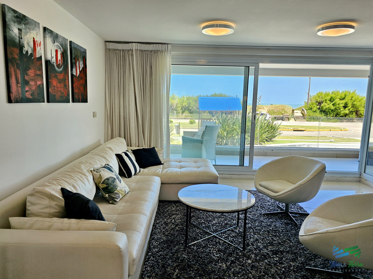 Apartamento ID.4944 - Venta de apartamento en primera línea sobre playa mansa de 3 suites más dependencia de servicio con baño en playa mansa Punta del este 