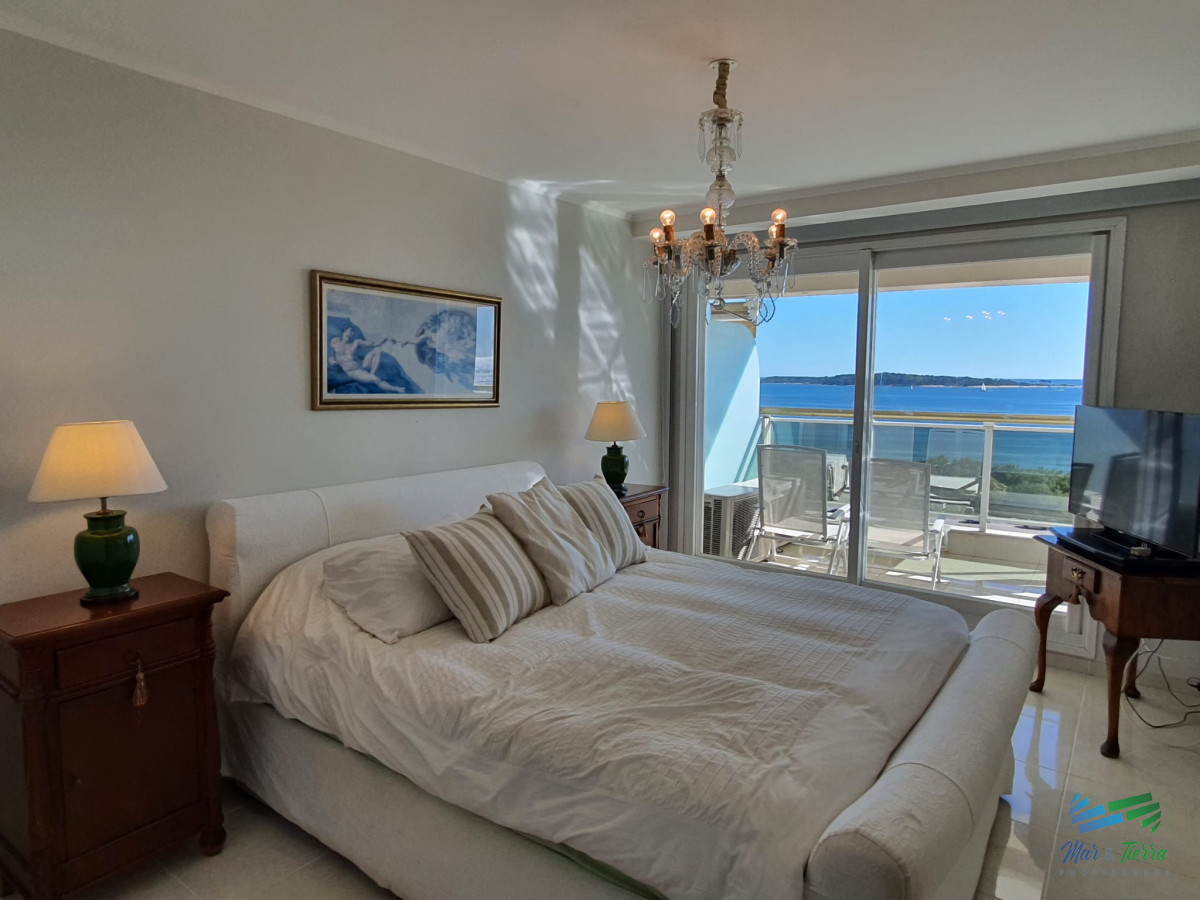 Apartamento ID.444 - Torre de categoría en primera línea sobre playa mansa.