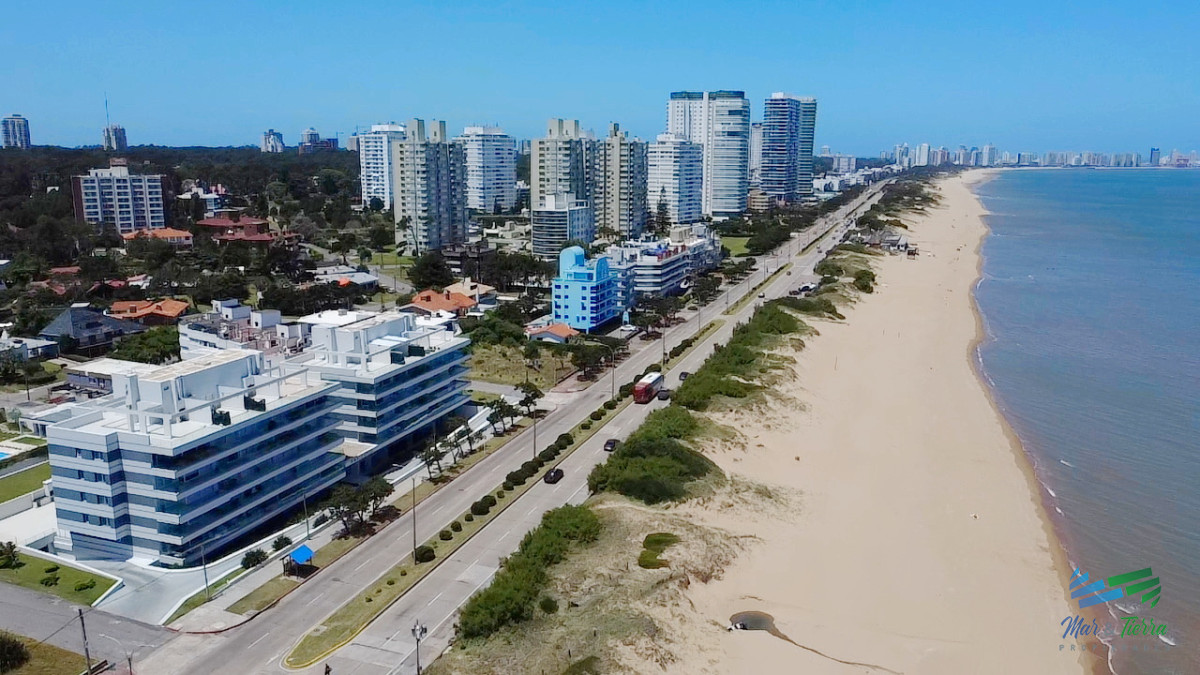 Apartamento ID.4944 - Venta de apartamento en primera línea sobre playa mansa de 3 suites más dependencia de servicio con baño en playa mansa Punta del este 