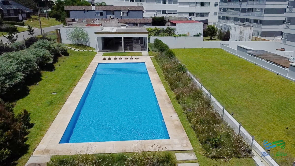 Apartamento ID.4944 - Venta de apartamento en primera línea sobre playa mansa de 3 suites más dependencia de servicio con baño en playa mansa Punta del este 