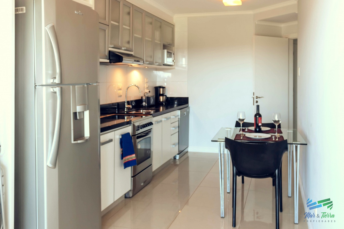 Apartamento ID.4209 - VENTA de apartamento de 2 dormitorios sobre playa Mansa de Punta del Este