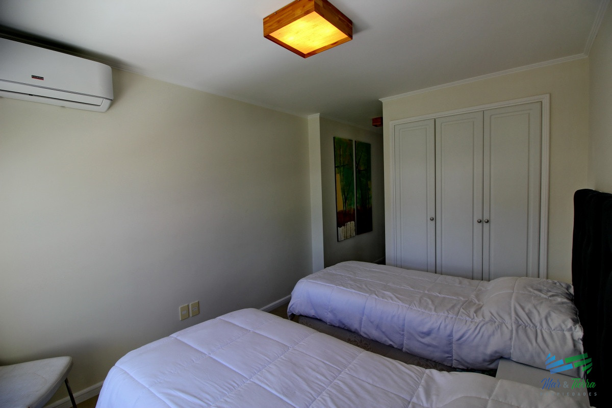 Apartamento ID.2338 - Apartamento de 3 dormitorios, primera linea frente al mar, en alquiler y venta, Punta del Este