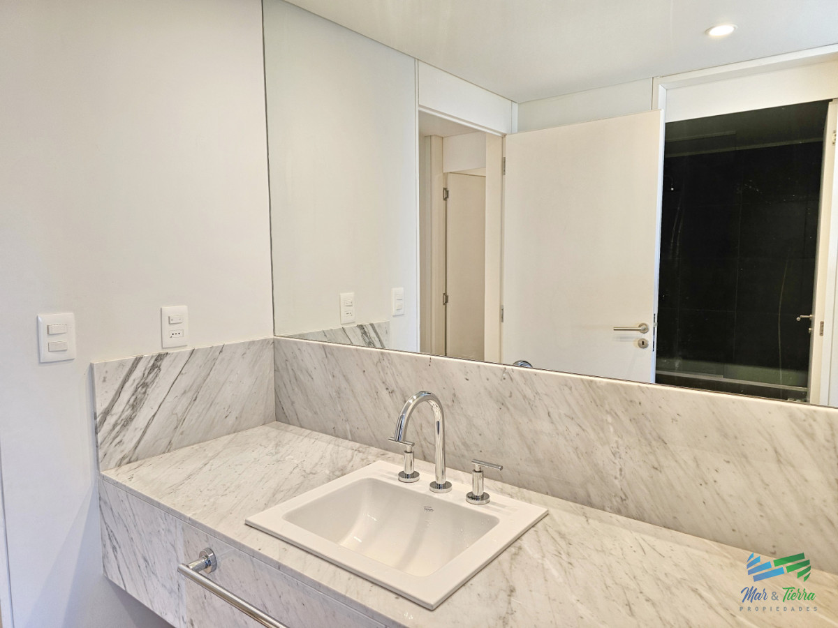 Apartamento ID.5677 - Alquiler anual apartamento penthouse frente al mar 3 dormitorios, Playa Mansa, Pinares, Punta del Este.