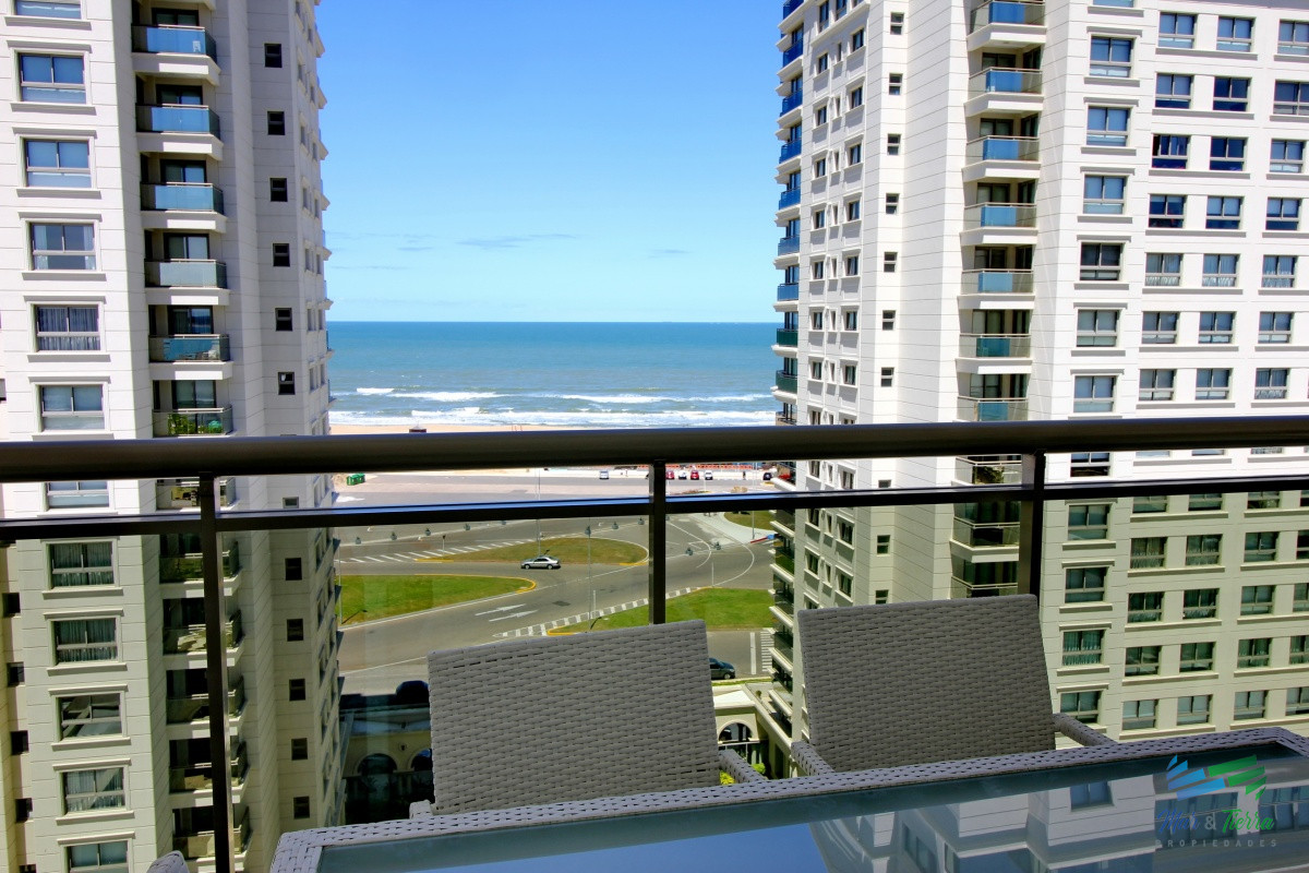 Apartamento ID.2344 - En venta apartamento Imperiale de 3 dormitorios, primera linea frente al mar, Punta del Este