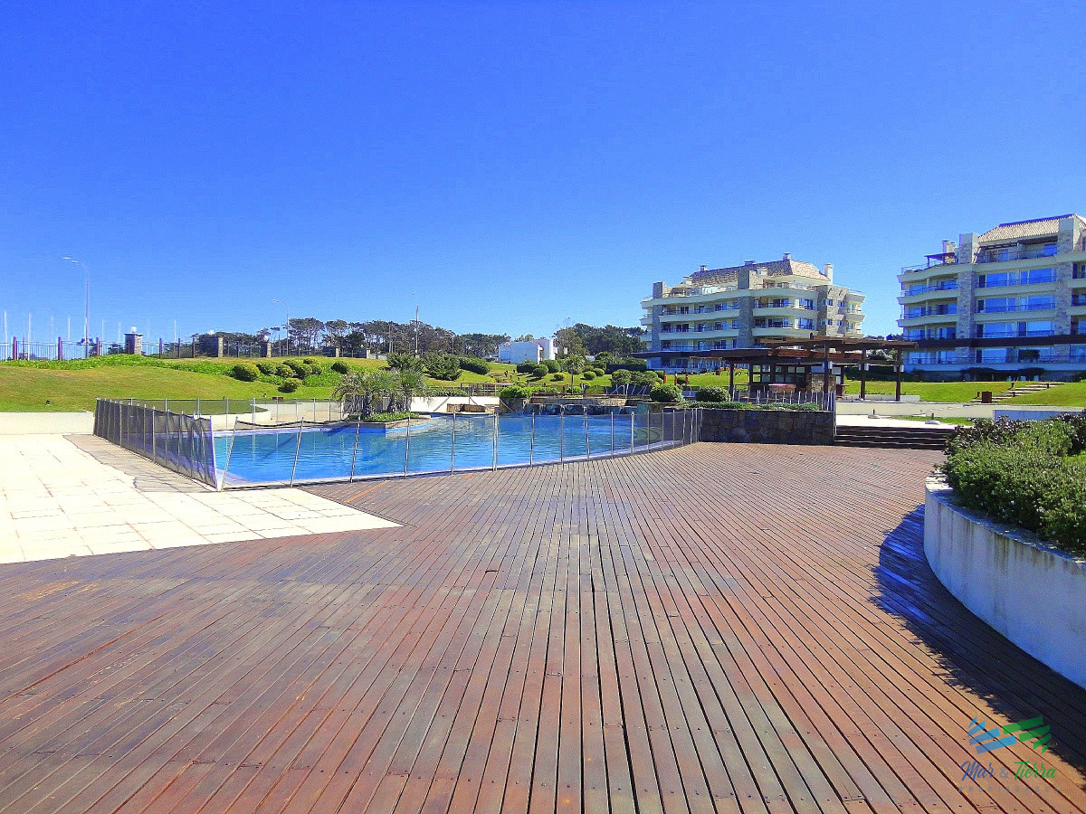 Apartamento ID.3945 - VENTA de Pent Huse sobre playa Mansa de 4 suites con todos los servicios