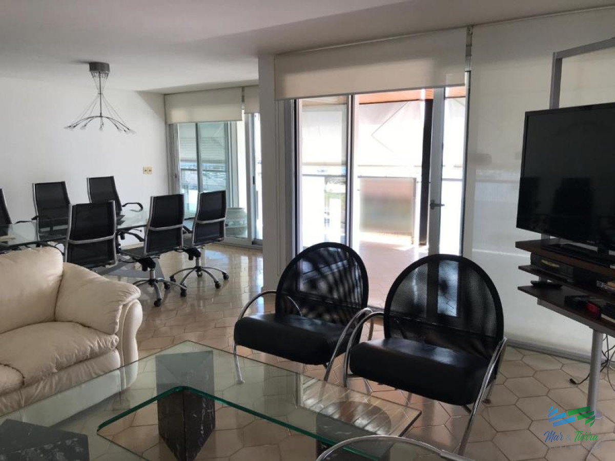 Apartamento ID.2601 - Vendo apartamento 4 dormitorios frente al puerto, con la mejor vista, Peninsula, Punta del Este.