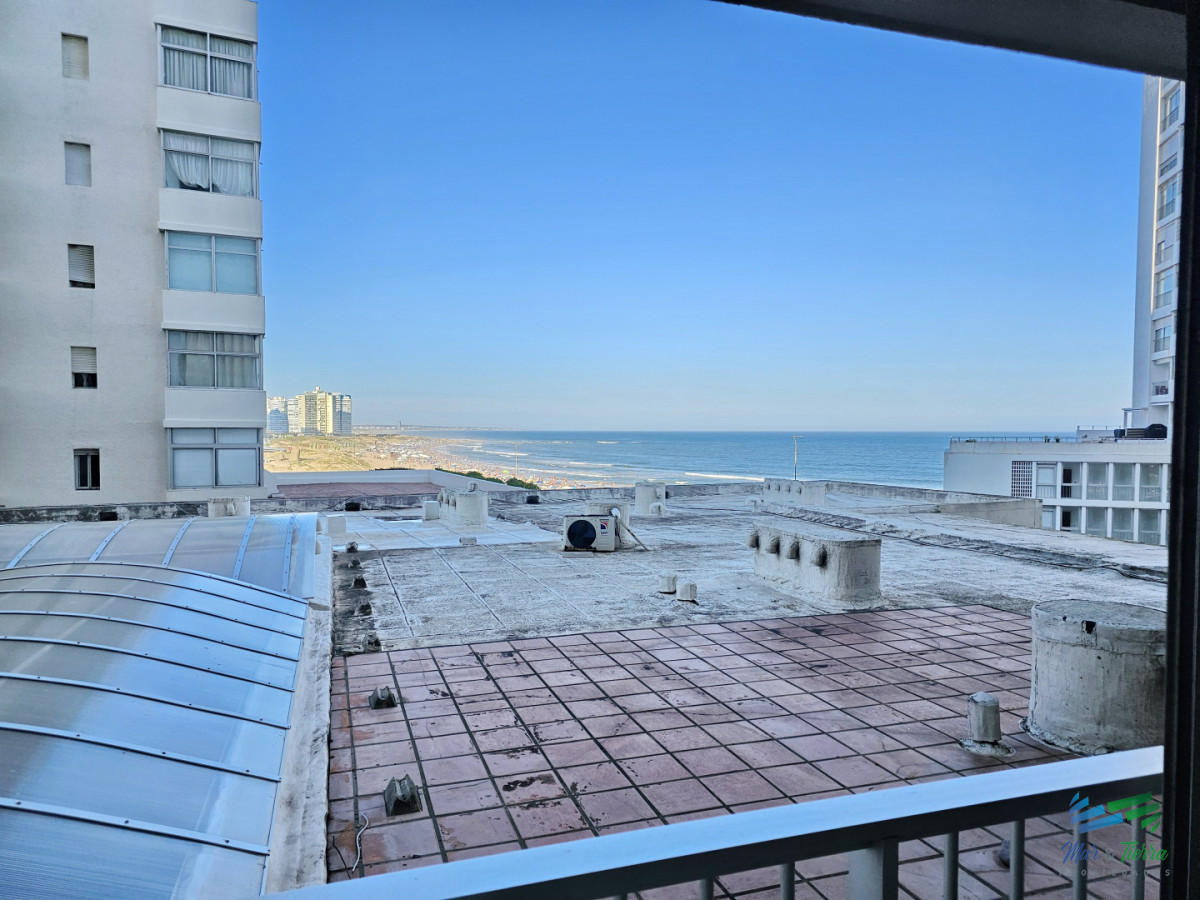 Apartamento ID.5680 - Venta de apartamento de 1 y medio dormitorios con vista al mar en Península, Punta del Este