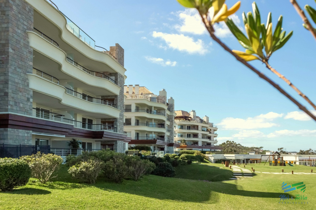 Apartamento ID.3945 - VENTA de Pent Huse sobre playa Mansa de 4 suites con todos los servicios