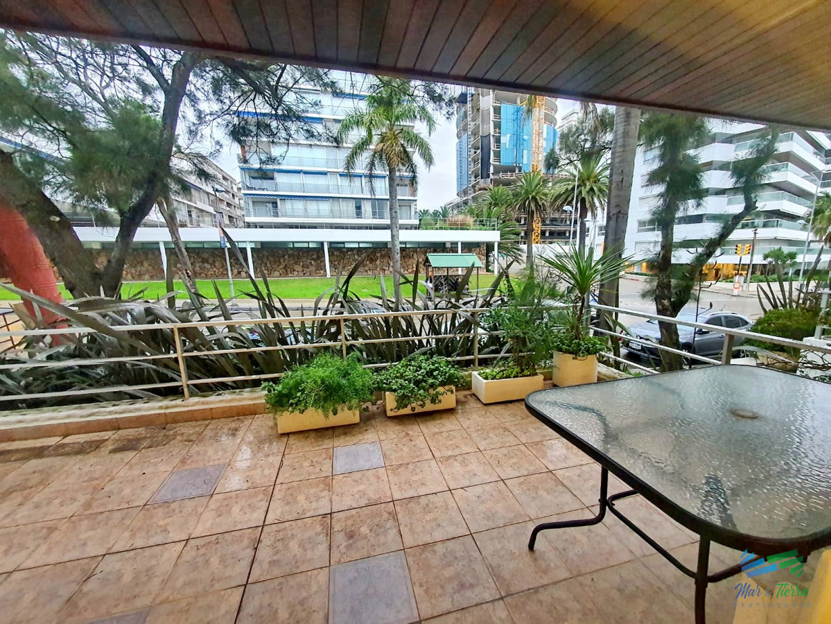 Apartamento ID.4750 - ALQUILER ANUAL, PENÍNSULA. DOS DORMITORIOS, DOS BAÑOS, MUY AMPLIO. 