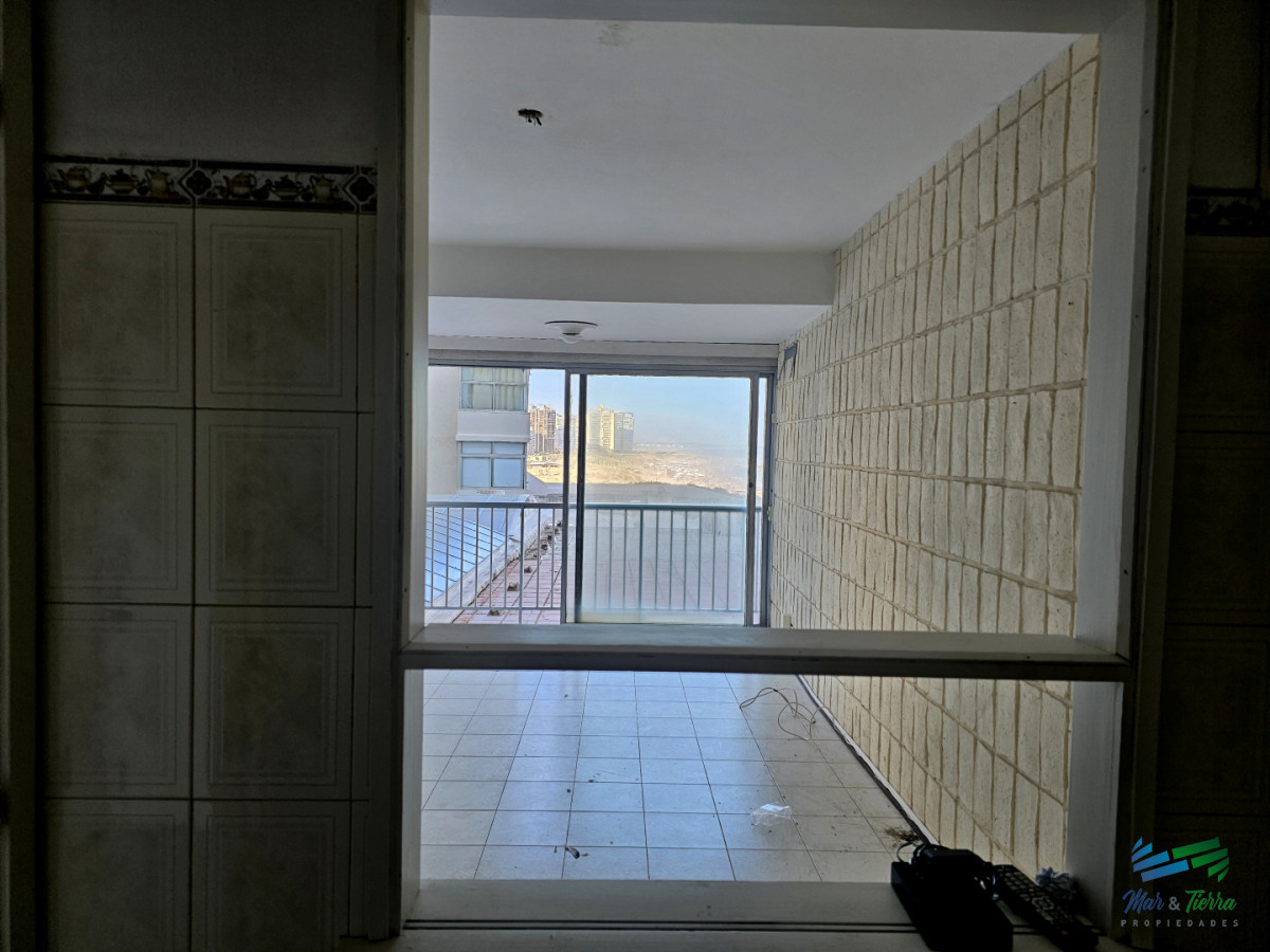 Apartamento ID.5680 - Venta de apartamento de 1 y medio dormitorios con vista al mar en Península, Punta del Este