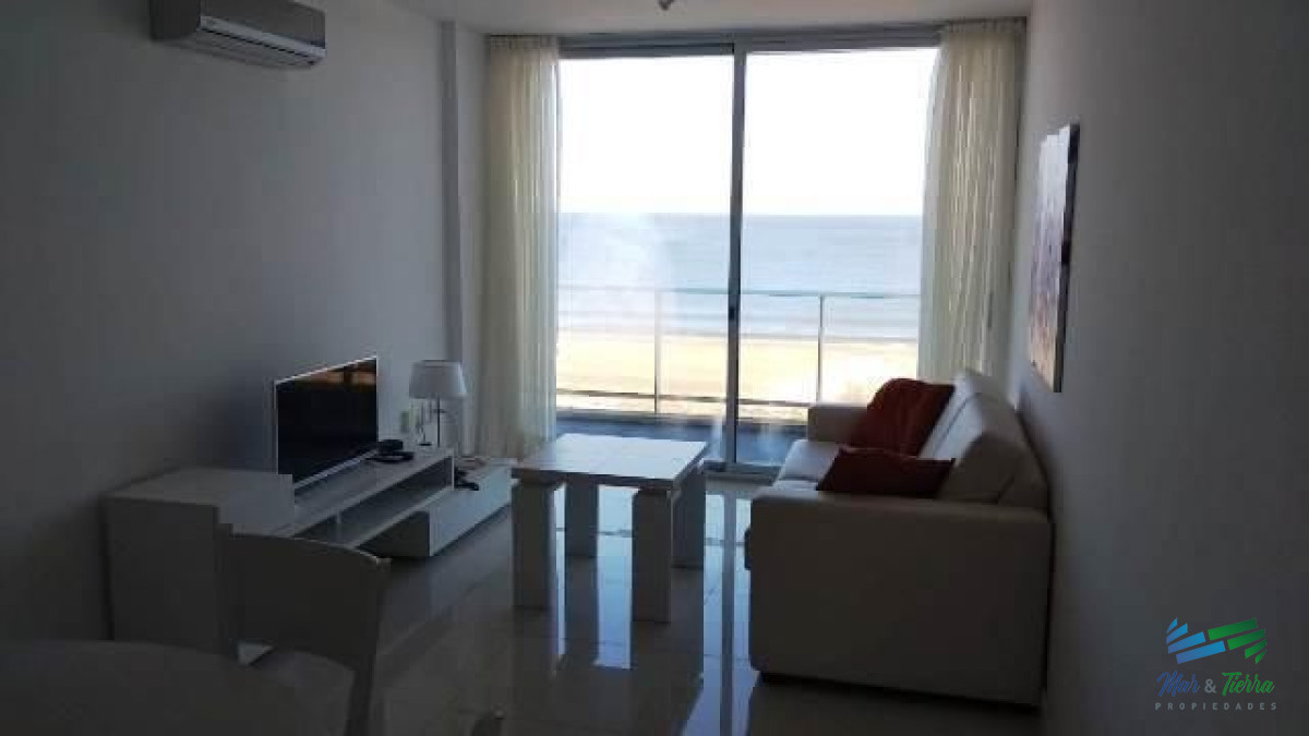 Apartamento ID.2882 - En venta apartamento en edificio con servicios. Primera línea