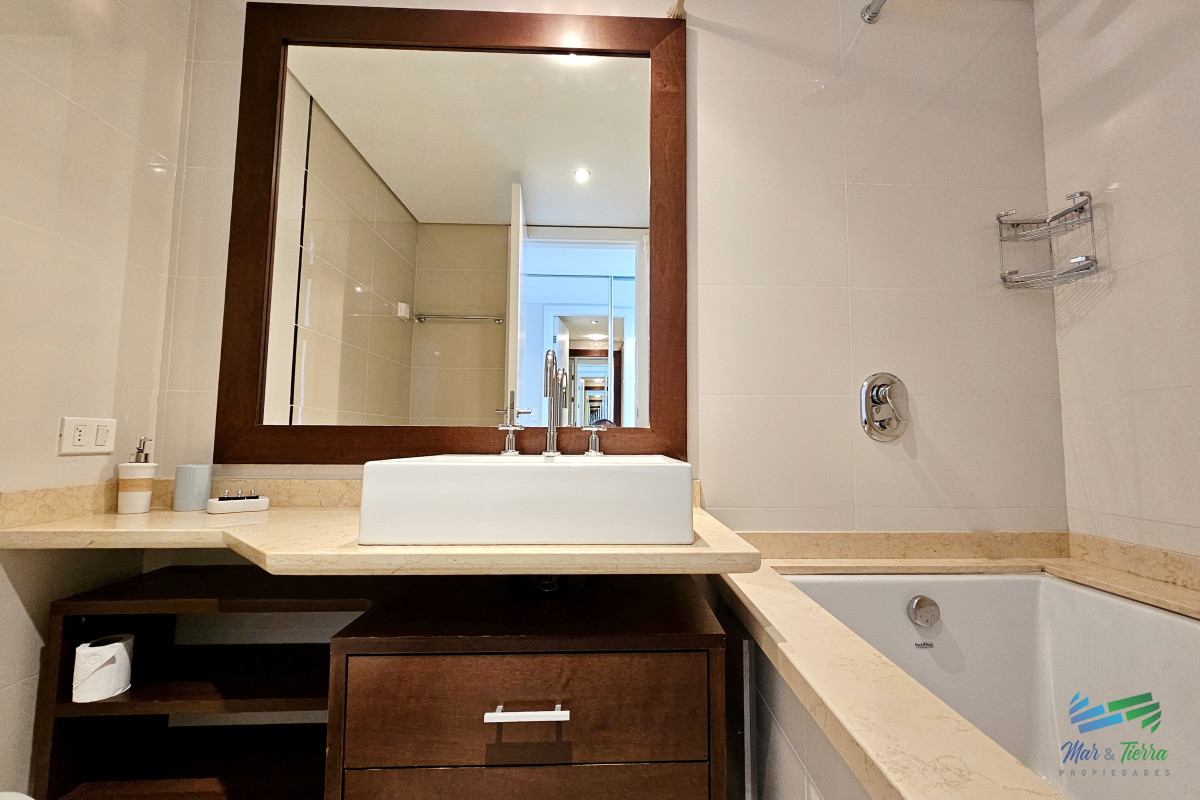 Apartamento ID.3664 - Alquilo apartamento 3 dormitorios frente al mar con servicios, Playa Mansa, Punta del Este