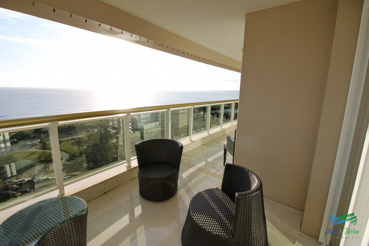 Apartamento ID.2446 - APARTAMENTO EN VENTA DE 3 DORMITORIOS + SERVICIO, PLAYA MANSA, PUNTA DEL ESTE 