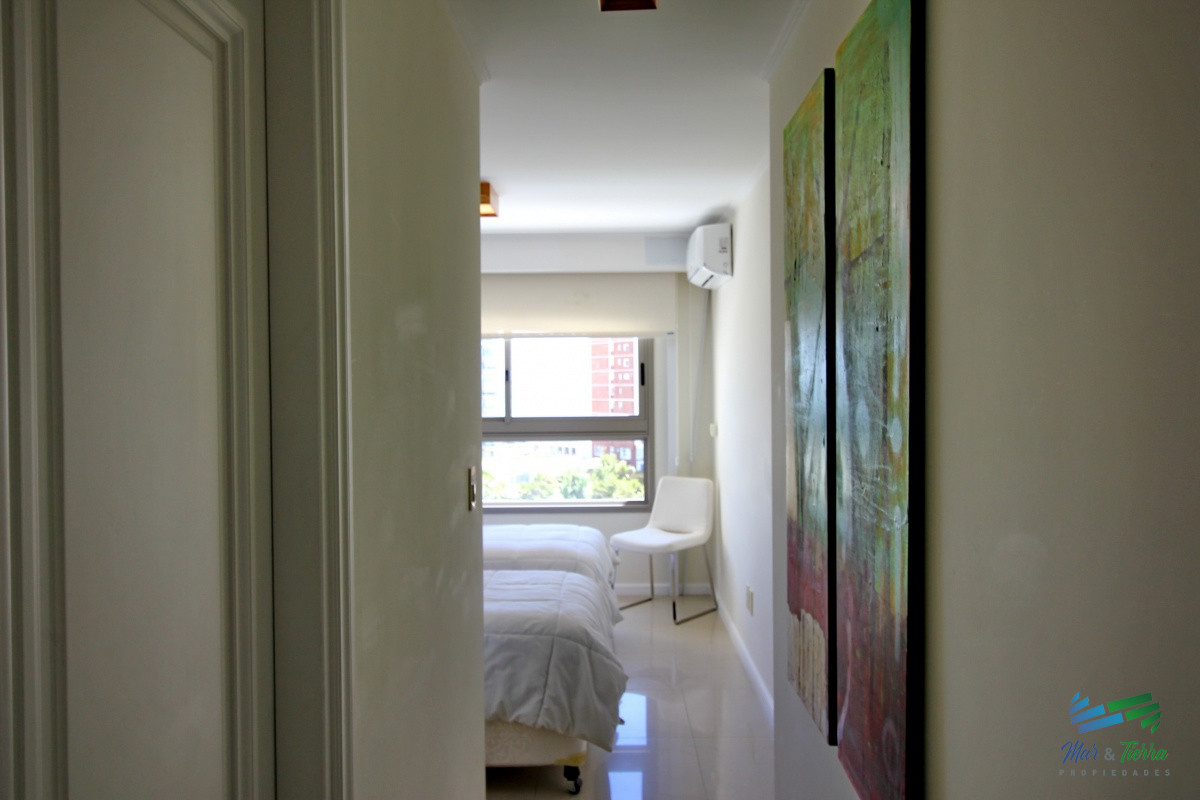 Apartamento ID.2338 - Apartamento de 3 dormitorios, primera linea frente al mar, en alquiler y venta, Punta del Este