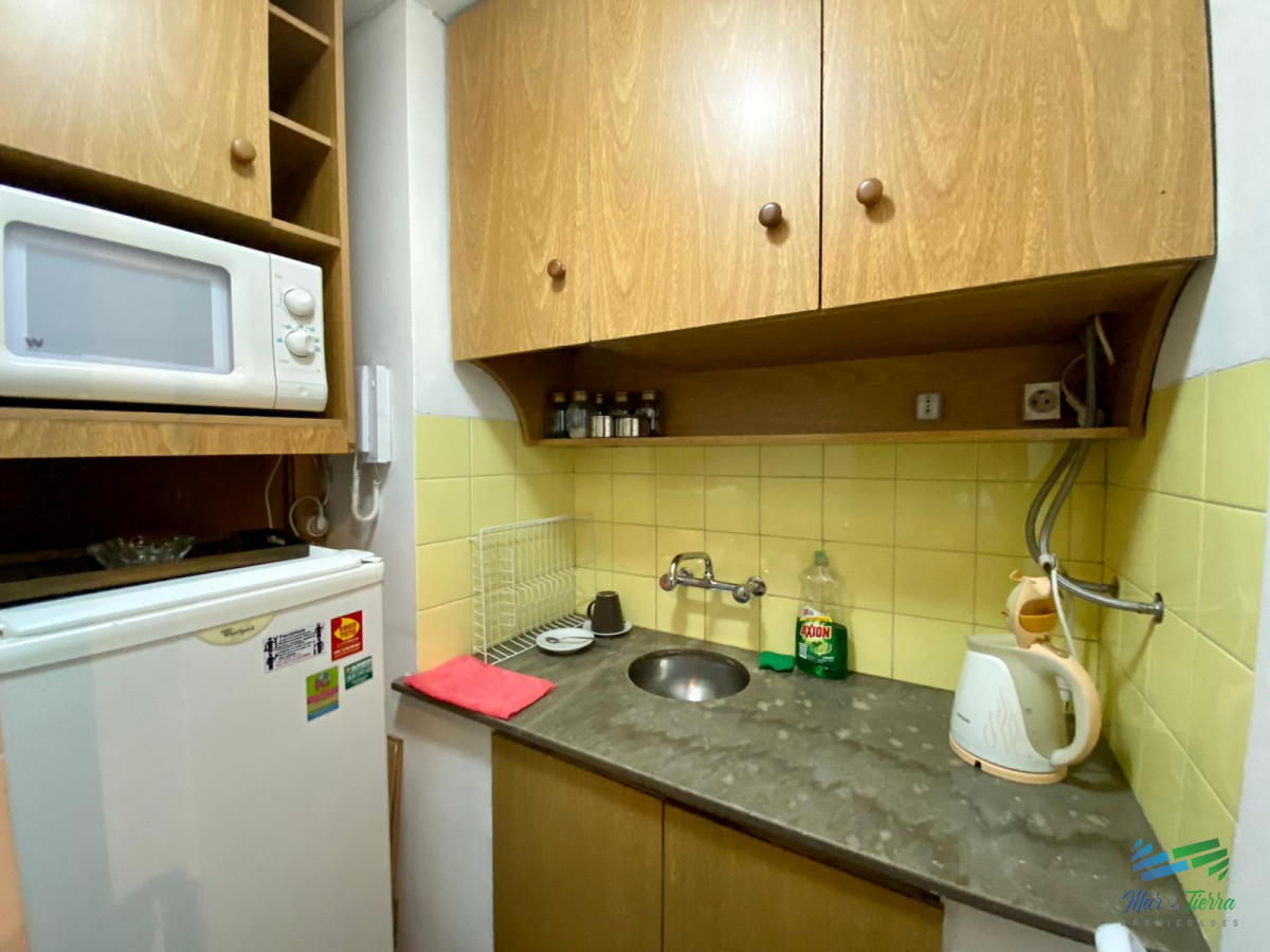 Apartamento ID.3300 - Vendo apartamento, estudio, oficina, 1 dormitorio piso alto, centro de Montevideo