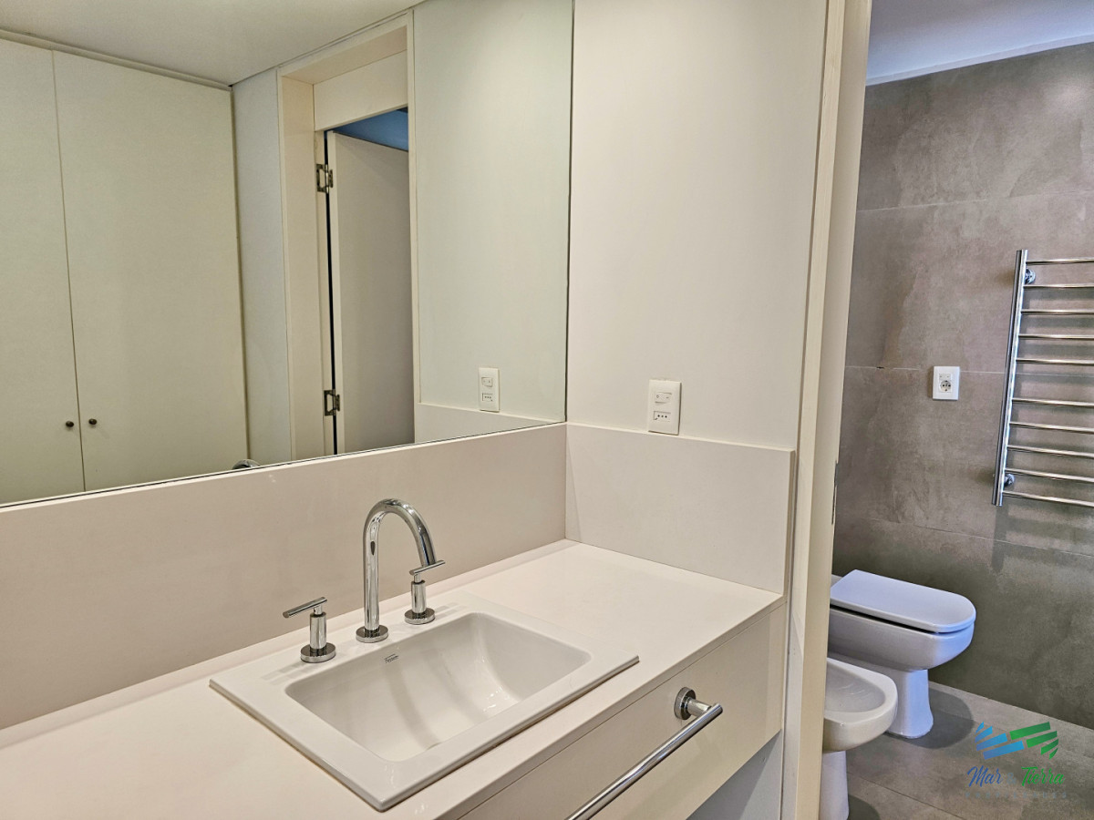 Apartamento ID.5677 - Alquiler anual apartamento penthouse frente al mar 3 dormitorios, Playa Mansa, Pinares, Punta del Este.