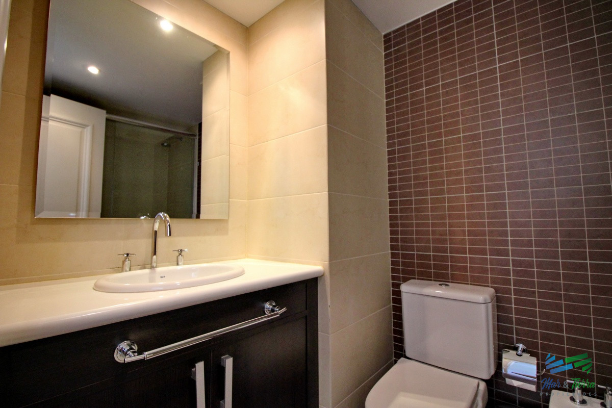 Apartamento ID.2338 - Apartamento de 3 dormitorios, primera linea frente al mar, en alquiler y venta, Punta del Este