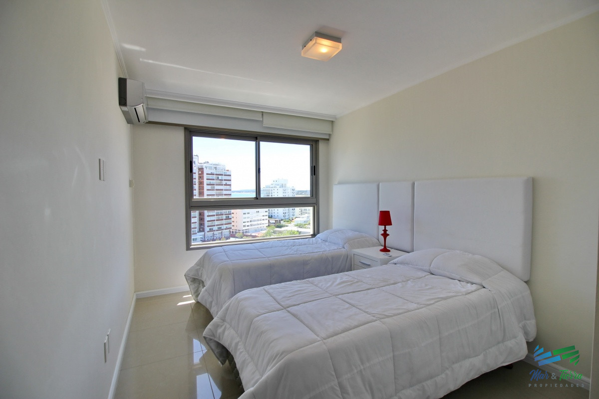 Apartamento ID.2344 - En venta apartamento Imperiale de 3 dormitorios, primera linea frente al mar, Punta del Este