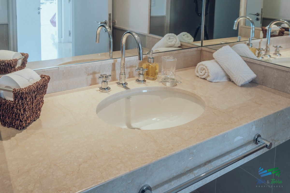 Apartamento ID.4209 - VENTA de apartamento de 2 dormitorios sobre playa Mansa de Punta del Este