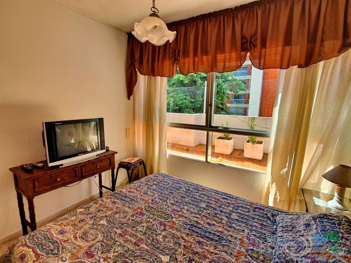 Apartamento ID.4290 - En venta apartamento 2 dormitorios con buena terraza y garaje en Peninsula, Punta del Este