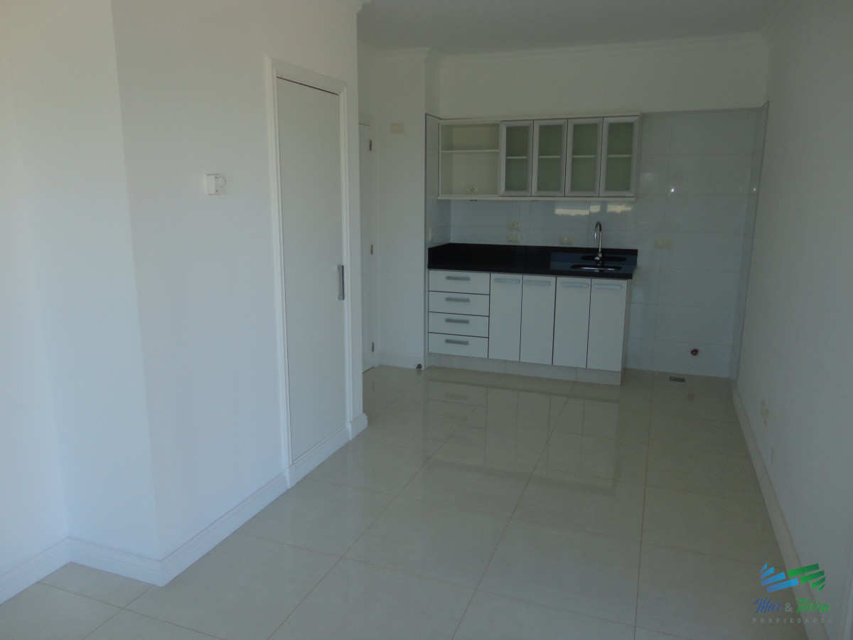 Apartamento ID.3945 - VENTA de Pent Huse sobre playa Mansa de 4 suites con todos los servicios