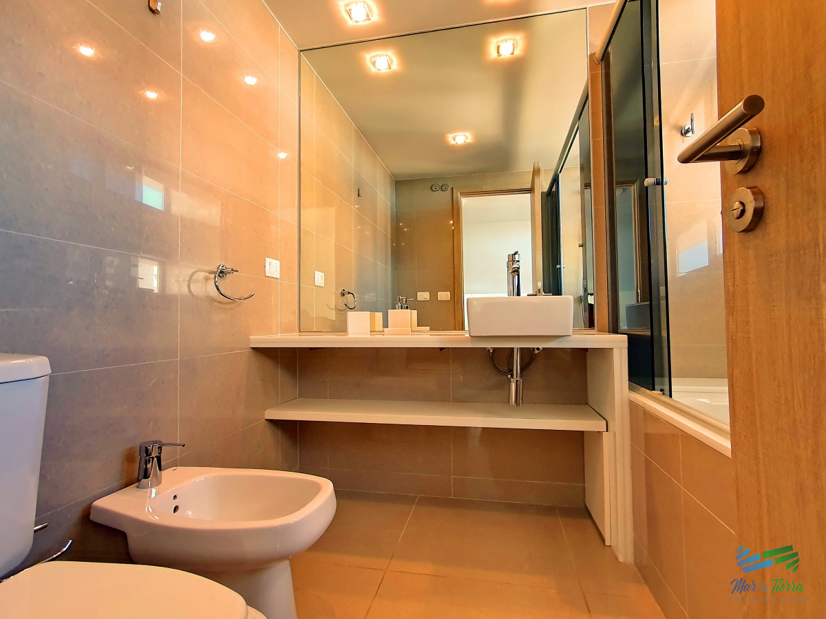 Apartamento ID.4066 - Vendo apartamento 2 dormitorios con buena vista y servicios, playa brava, Punta del Este