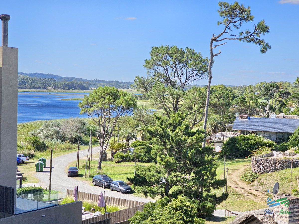 Apartamento ID.5677 - Alquiler anual apartamento penthouse frente al mar 3 dormitorios, Playa Mansa, Pinares, Punta del Este.