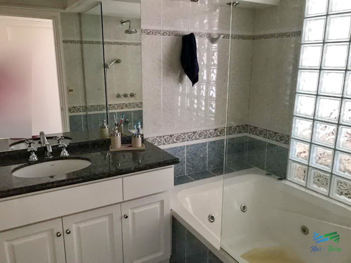 Apartamento ID.2601 - Vendo apartamento 4 dormitorios frente al puerto, con la mejor vista, Peninsula, Punta del Este.