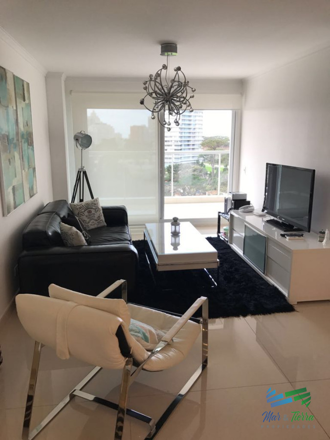 Apartamento ID.2961 - En venta.. piso alto , torre de categoría con excelente ubicación y servicios.