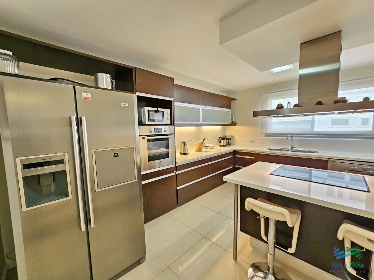 Apartamento ID.4433 - Alquiler apartamento Torre Imperiale de 4 dormitorios frente al mar, excelente vista y servicios, playa Brava, Punta del Este.