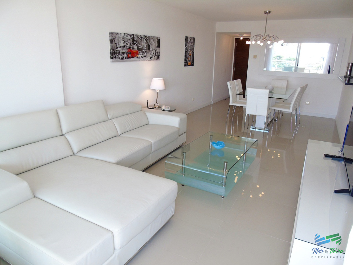Apartamento ID.2435 - A metros del mar, en una de las zonas de mas categoría. Apartamento en piso alto con vista al mar.OPORTUNIDAD
