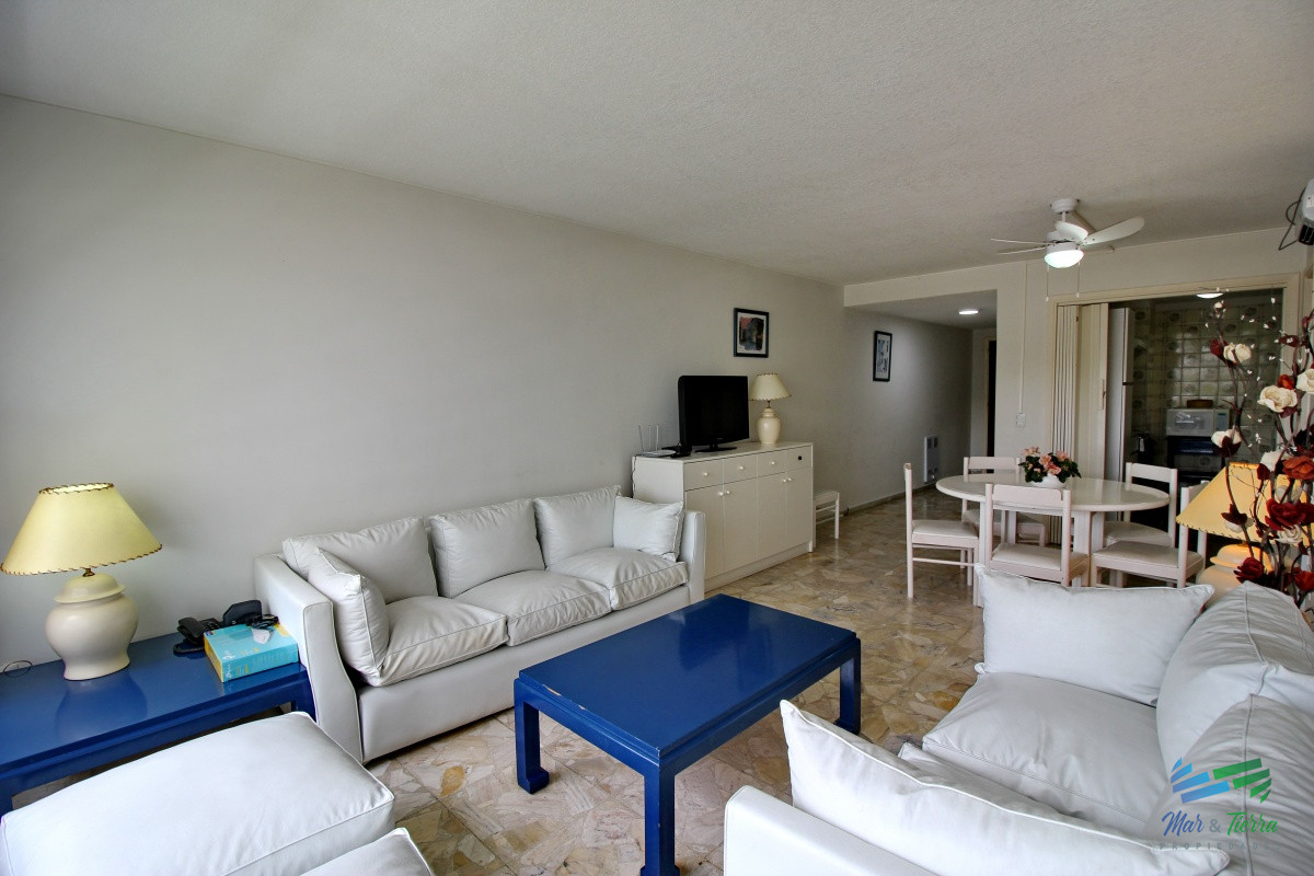 Apartamento ID.142 - Vendoa apartamento 2,5 dormitorios en playa mansa, complejo Lincoln Center, Punta del Este.