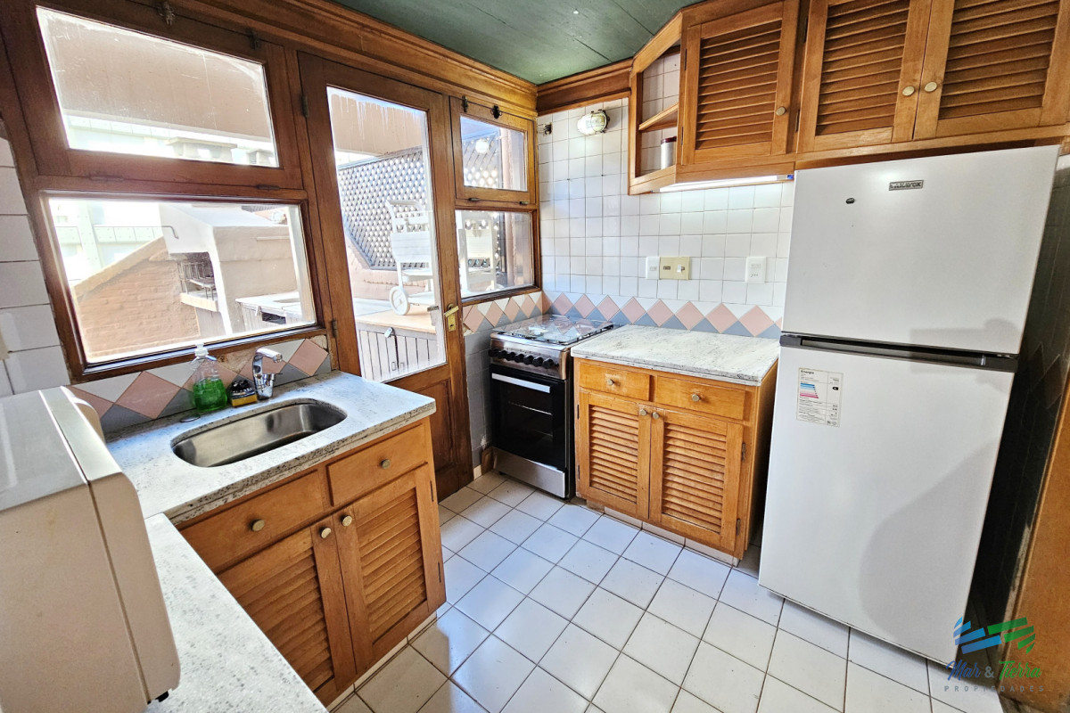 Apartamento ID.1067 - Vendo apartamento 2 dormitorios, con gran terraza y parrillero propio, servicio de mucamas y piscina. Peninsula, Punta del Este.