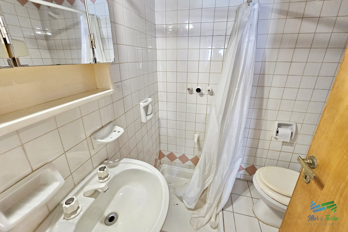 Apartamento ID.1067 - Vendo apartamento 2 dormitorios, con gran terraza y parrillero propio, servicio de mucamas y piscina. Peninsula, Punta del Este.