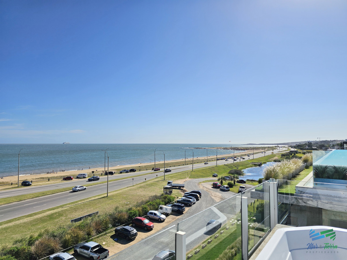 Apartamento ID.5677 - Alquiler anual apartamento penthouse frente al mar 3 dormitorios, Playa Mansa, Pinares, Punta del Este.