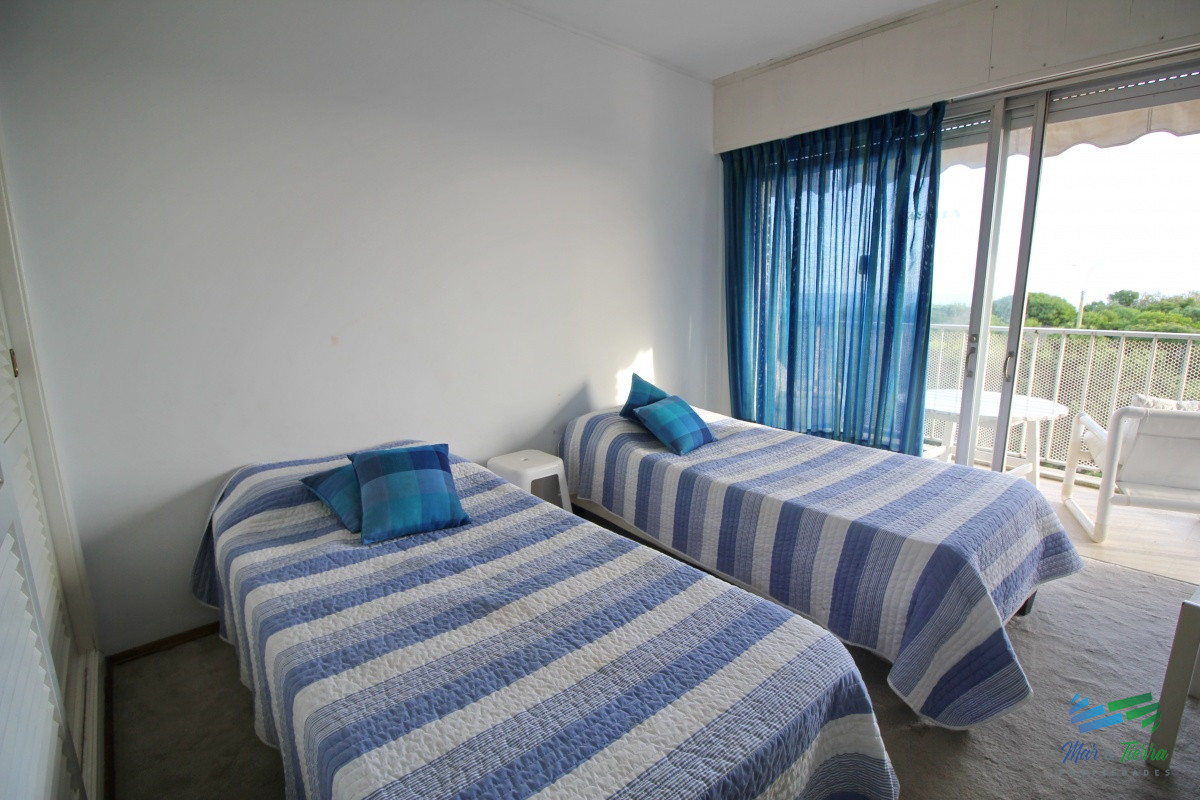 Apartamento ID.2502 - En venta apartamento 3 dormitorios en primera linea sobre Playa Mansa, Punta del Este.