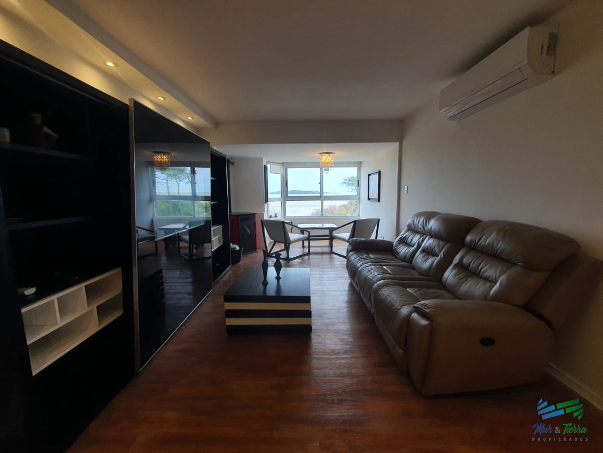 Apartamento ID.5377 - ALQUILER ANUAL, FRENTE LA MANSA, 3 DORMITORIOS COMPLETAMENTE RECICLADO! PUNTA DEL ESTE. 